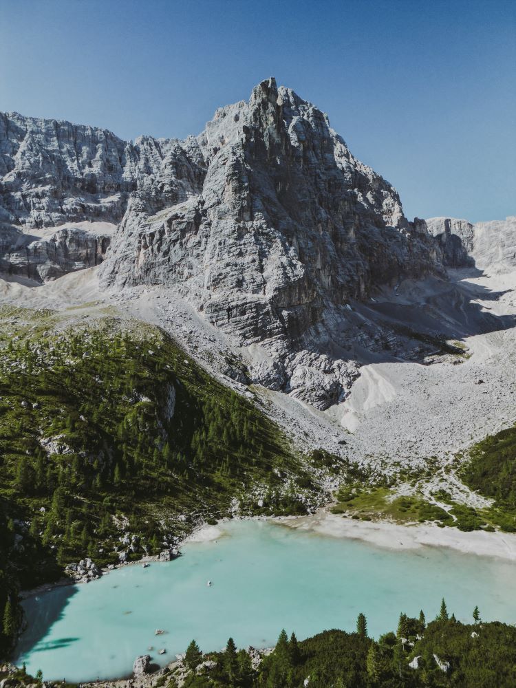 paisaje lago y montaña en dolomitas
